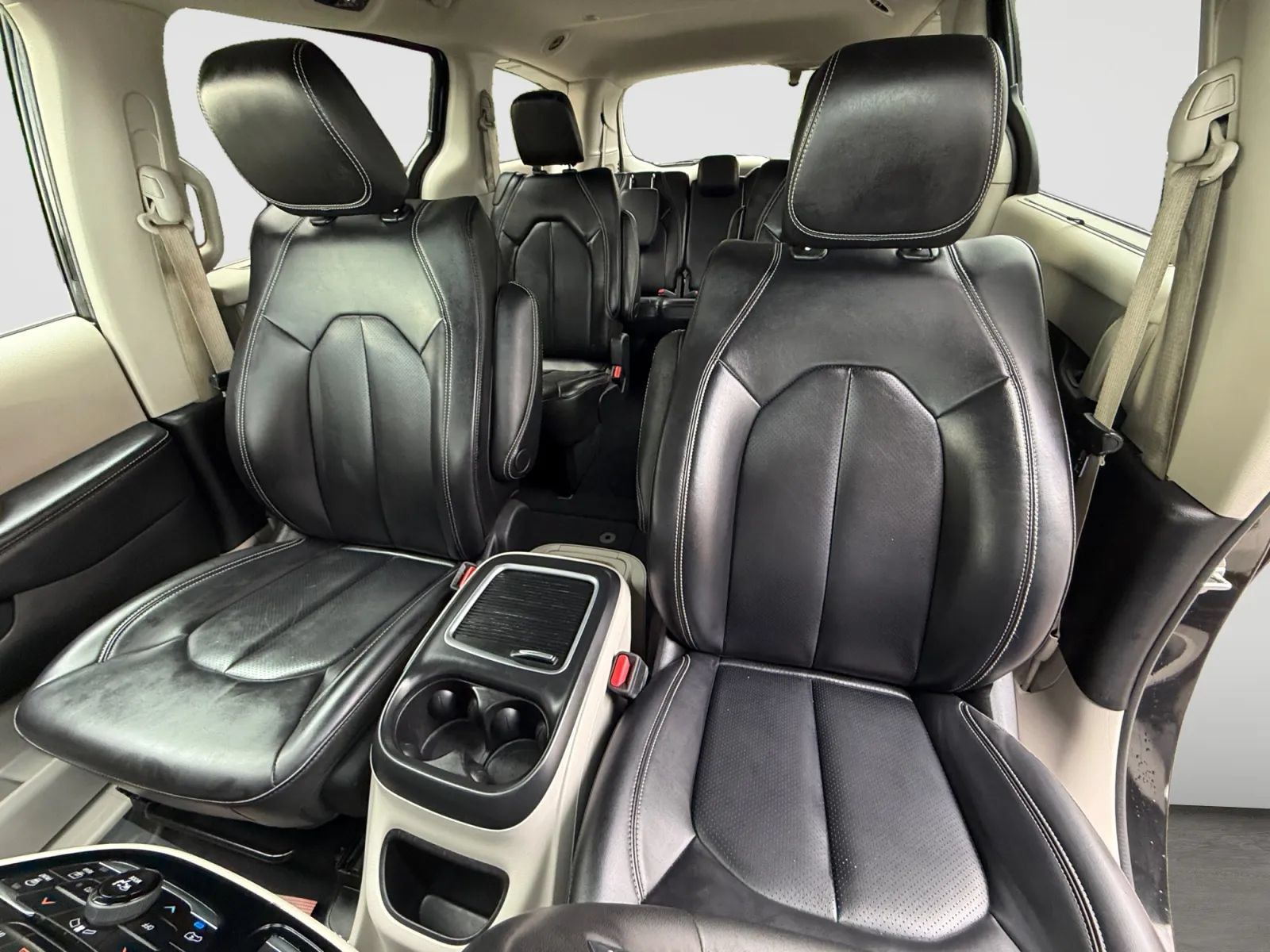 Used 2023 Chrysler Pacifica Touring-L FWD image 13