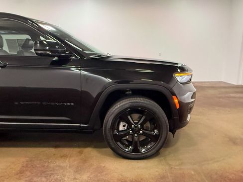 Used 2023 Jeep Grand Cherokee L Laredo image 32