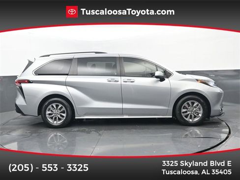 Used 2022 Toyota Sienna XLE image 1