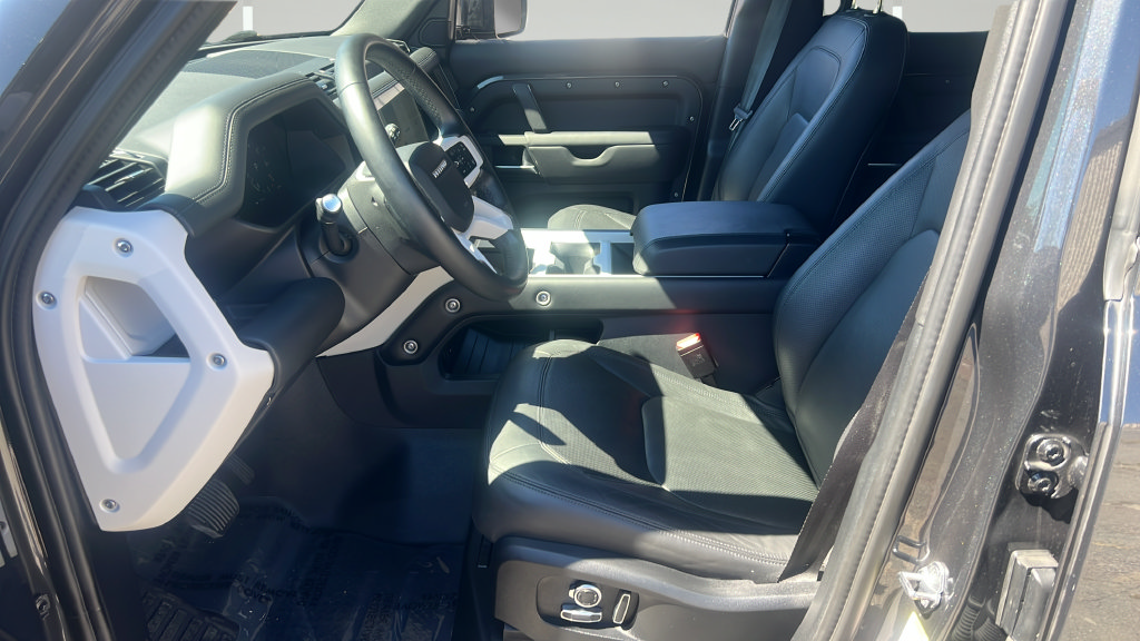 Used 2025 Land Rover Defender 130 X-Dynamic SE AWD/4WD image 5