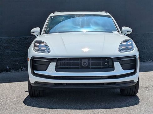 Certified 2025 Porsche Macan image 7