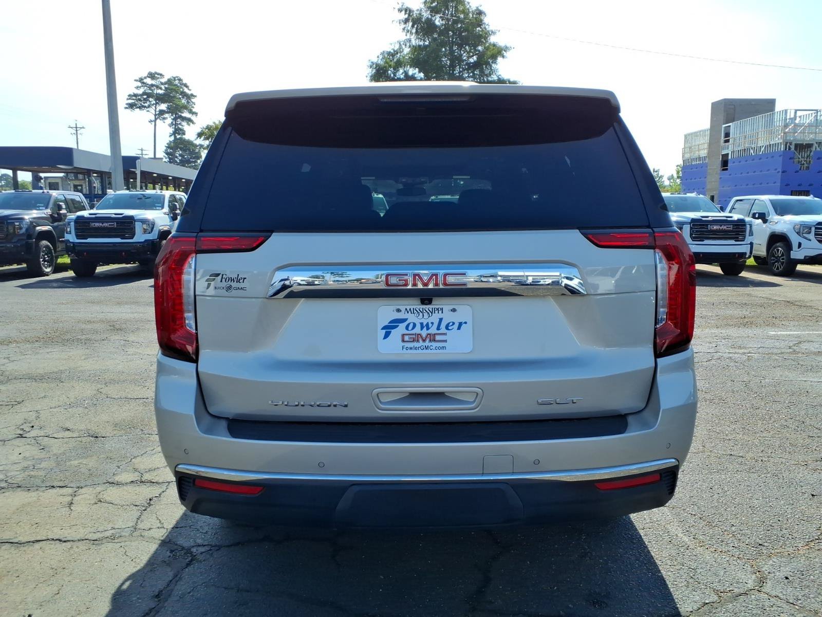 Used 2023 GMC Yukon XL SLT RWD image 4