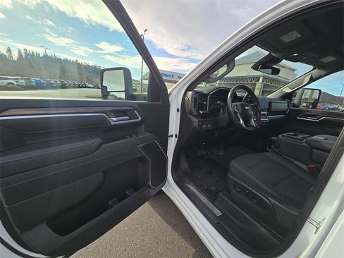 Used 2025 Chevrolet Silverado 2500 LT w/ Convenience Package image 15