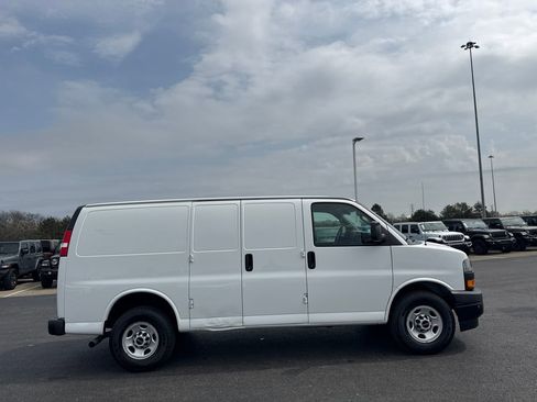 Used 2020 GMC Savana 2500 w/ Driver Convenience Package RWD image 2