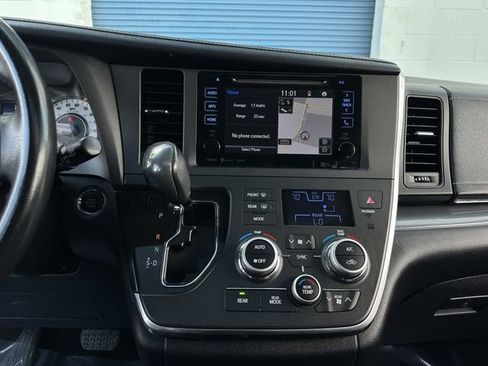Used 2017 Toyota Sienna SE image 19