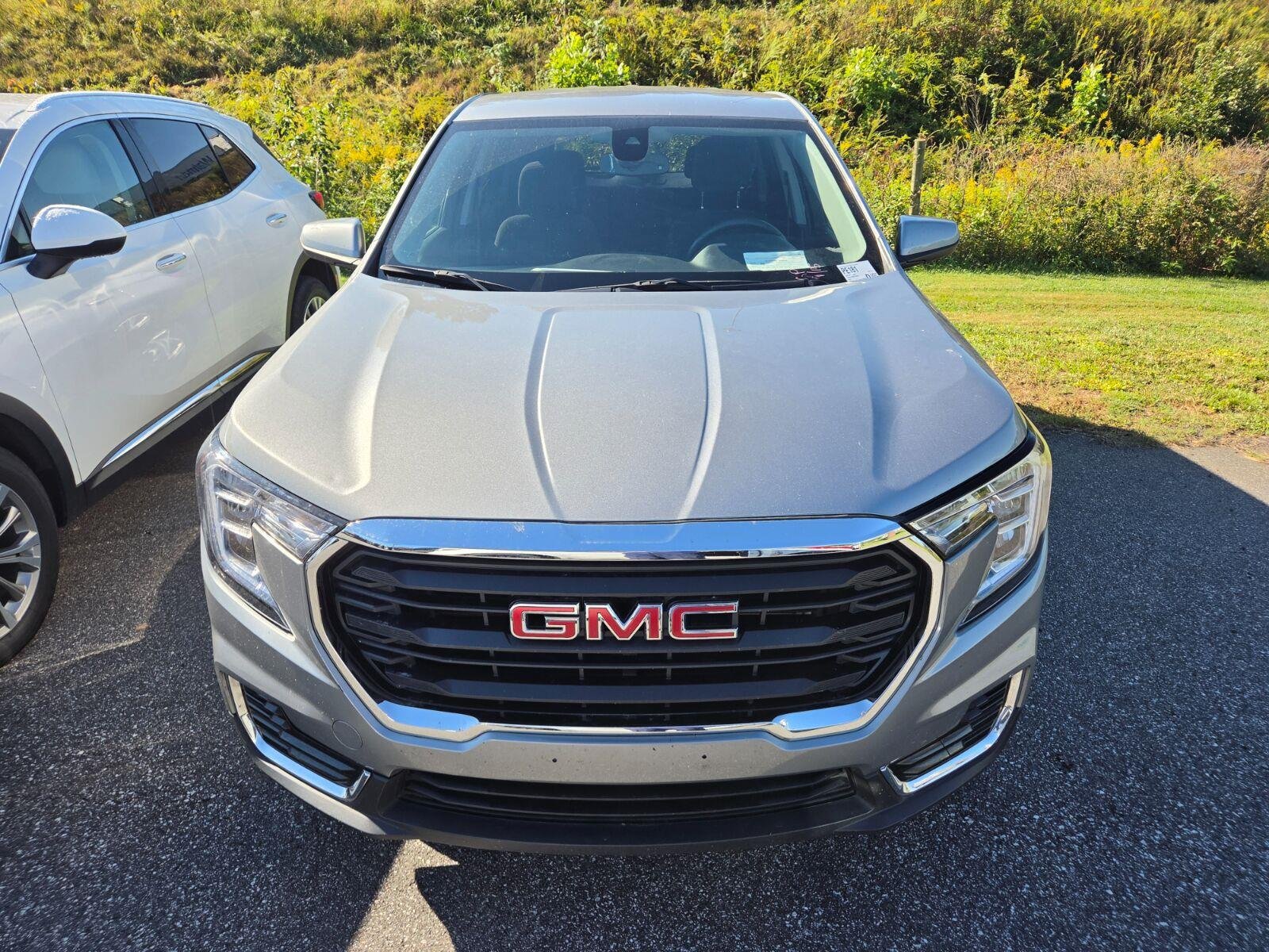 Used 2024 GMC Terrain SLE AWD/4WD image 2
