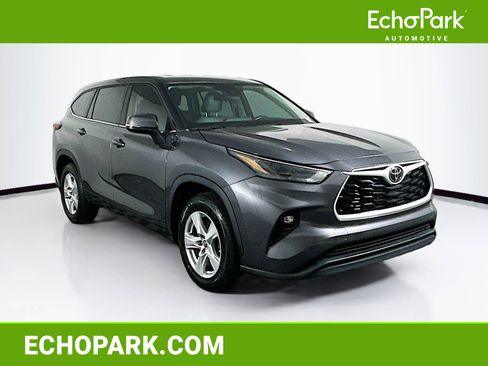 Used 2024 Toyota Highlander LE image 1