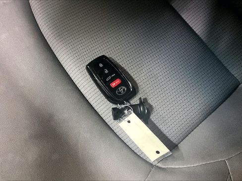 Used 2023 Toyota Venza LE AWD/4WD image 15