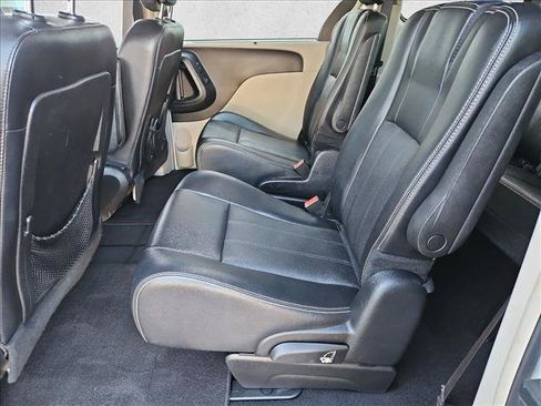 Used 2016 Chrysler Town & Country Touring-L FWD image 18