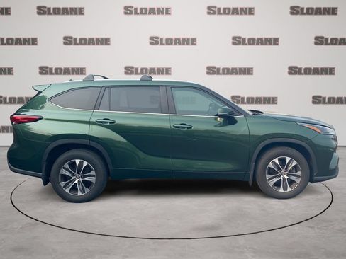 Used 2023 Toyota Highlander XLE FWD image 2