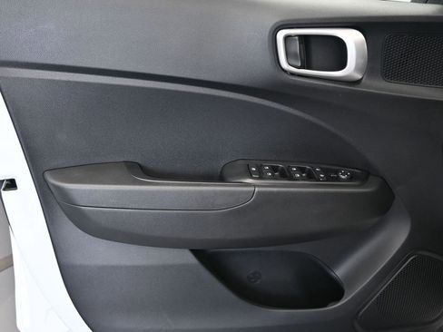 Certified 2025 Hyundai Venue SE image 23