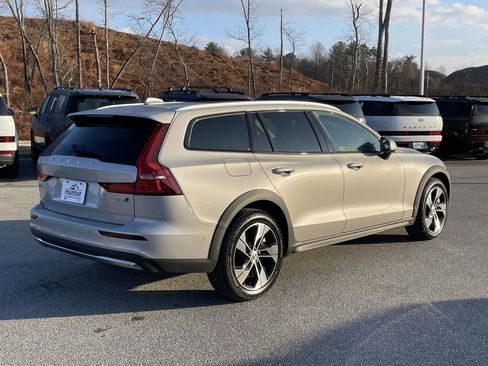 Used 2025 Volvo V60 B5 Cross Country Plus image 28