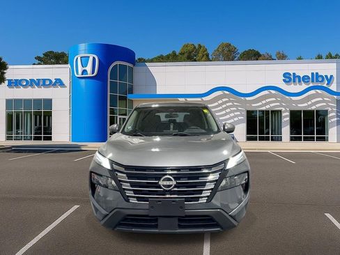 Used 2024 Nissan Rogue SV image 3