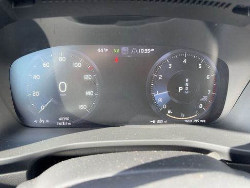 Certified 2021 Volvo XC40 T5 Momentum w/ Climate Package image 17