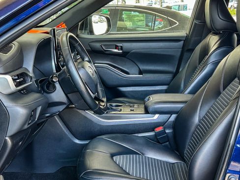 Used 2023 Toyota Highlander XSE FWD image 17