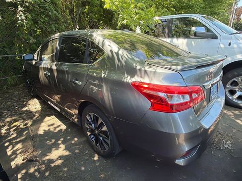 Used 2018 Nissan Sentra SR w/ Technology Package FWD image 2