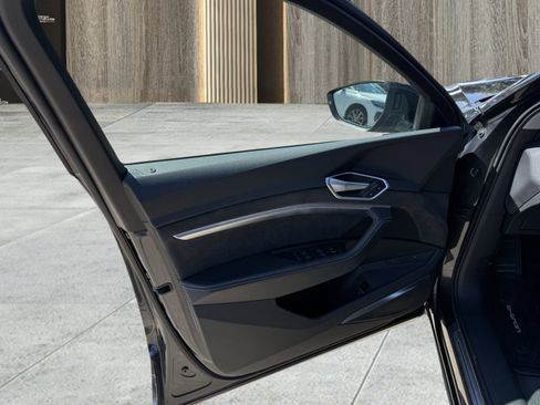 Used 2019 Audi e-tron Prestige w/ Prestige Package image 26