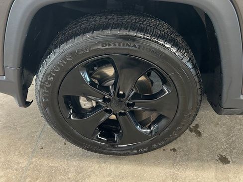 Used 2018 Jeep Compass Latitude image 9