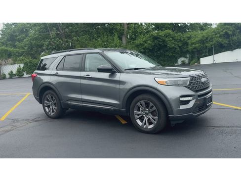Used 2022 Ford Explorer XLT w/ Equipment Group 202A AWD/4WD image 2