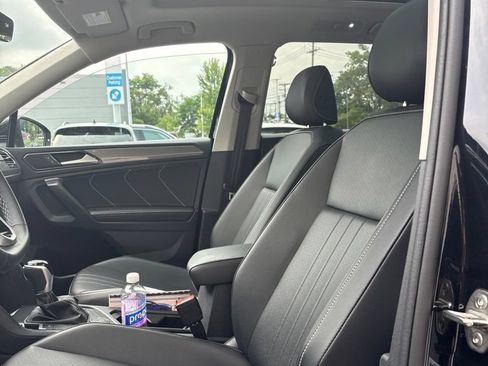 Used 2024 Volkswagen Tiguan SE w/ Panoramic Sunroof Package AWD/4WD image 5