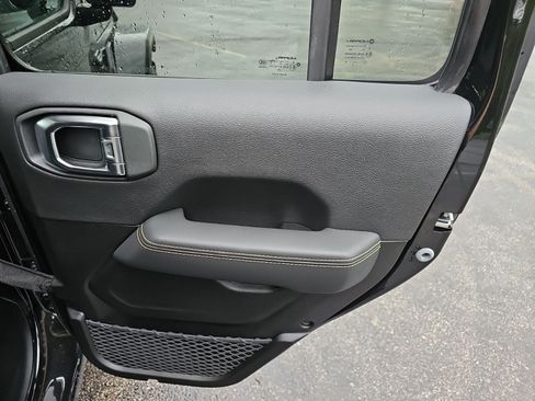 Used 2025 Jeep Wrangler Unlimited Sahara AWD/4WD image 17
