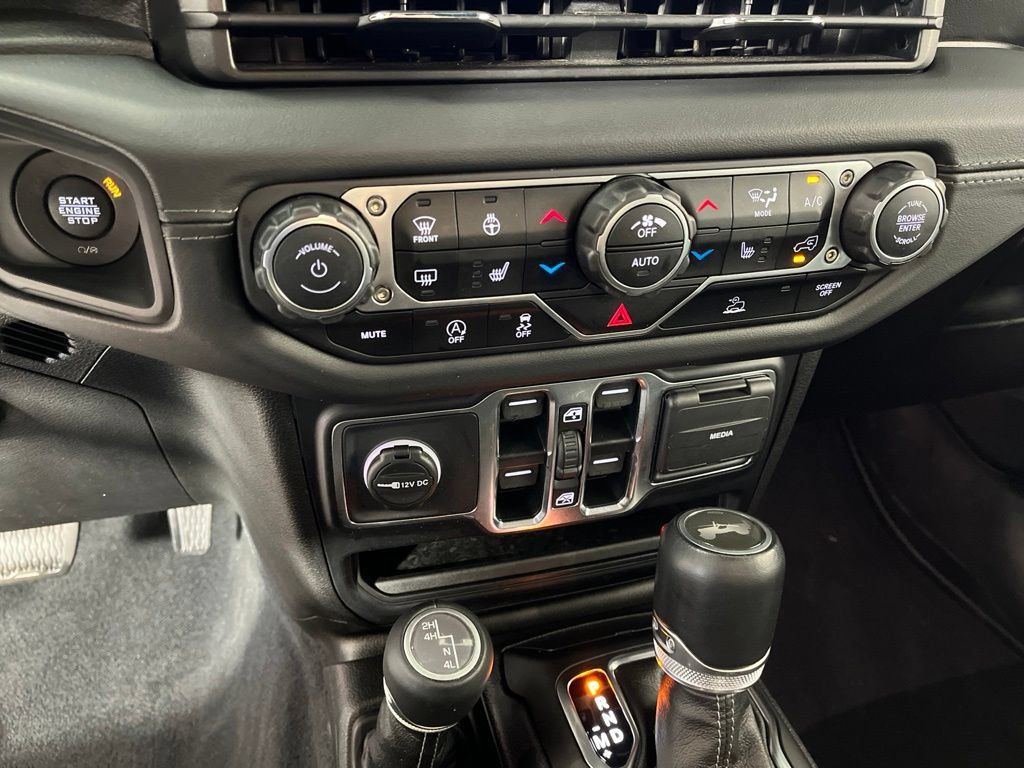 Used 2024 Jeep Wrangler Unlimited Sahara AWD/4WD image 28