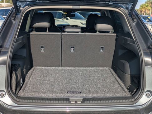 Used 2025 Volkswagen Tiguan SE image 12