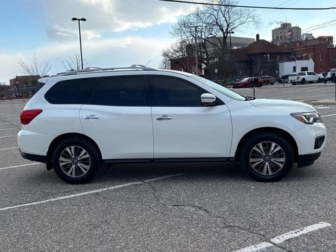 Used 2020 Nissan Pathfinder SV image 17