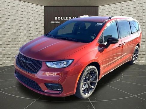 New 2026 Chrysler Pacifica Select w/ S Appearance Package image 3