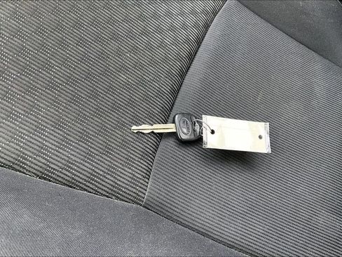 Used 2016 Toyota Yaris L image 13