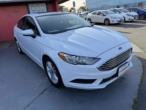 Used 2018 Ford Fusion SE w/ Fusion SE Technology Package FWD image 2