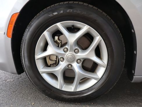 Used 2017 Chrysler Pacifica Touring-L w/ Tire & Wheel Group FWD image 39