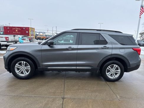 Used 2023 Ford Explorer XLT image 3