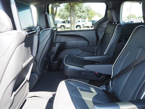 New 2026 Chrysler Pacifica Limited w/ Uconnect Theater Family Group image 17