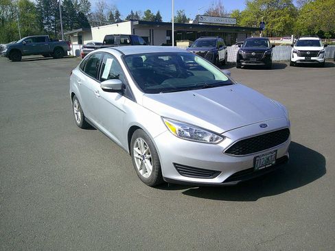 Used 2017 Ford Focus SE w/ Cold Weather Package image 7