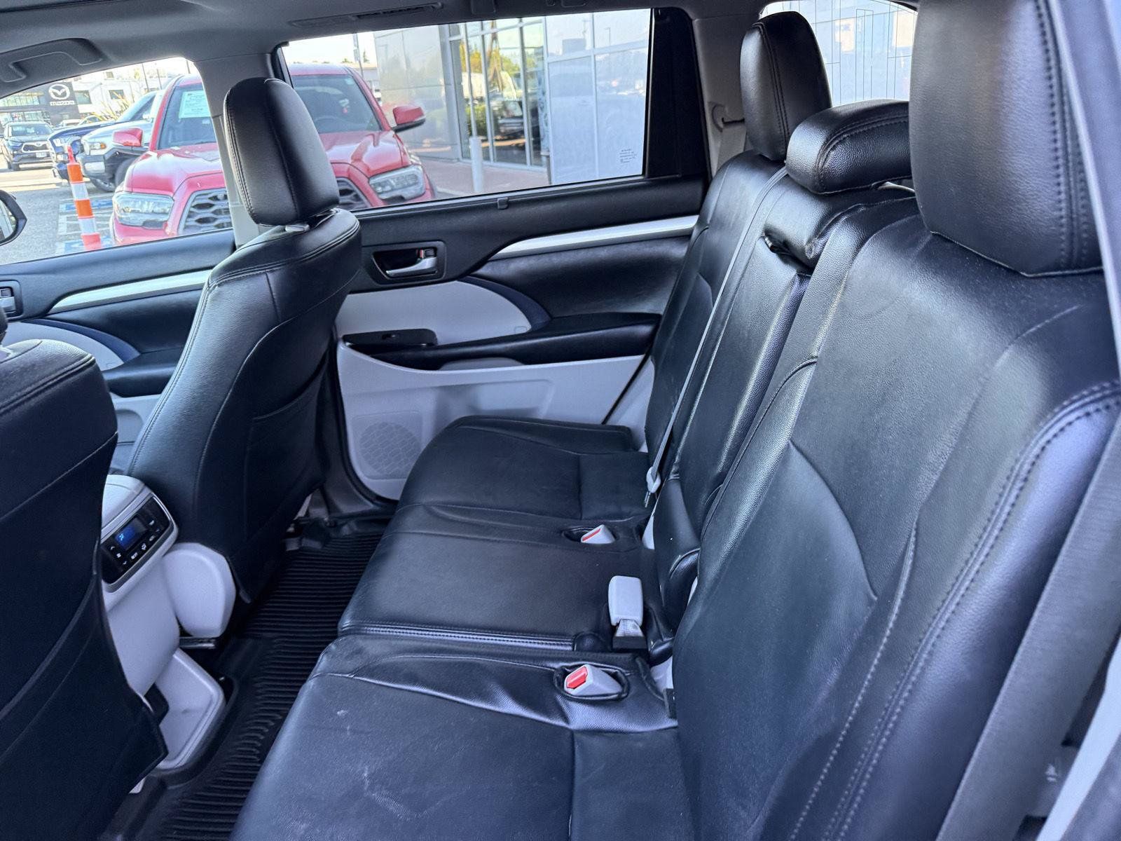 Used 2018 Toyota Highlander XLE AWD/4WD image 15