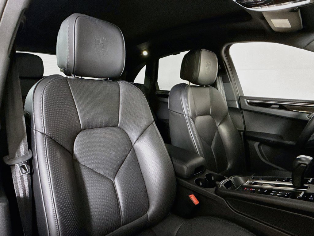 Certified 2025 Porsche Macan AWD/4WD image 18