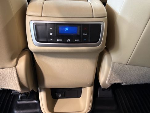 Used 2014 Toyota Highlander Limited AWD/4WD image 17