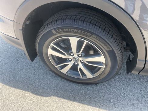 Used 2018 Toyota RAV4 XLE AWD/4WD image 16