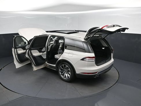 Used 2025 Lincoln Aviator Reserve w/ Luxury Package RWD image 2