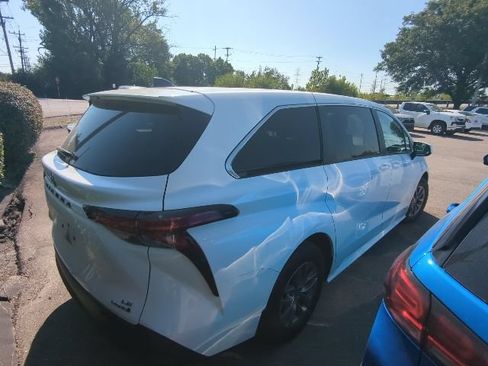Used 2021 Toyota Sienna LE FWD image 4