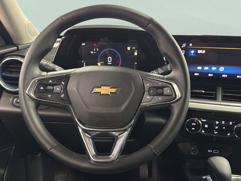 Used 2025 Chevrolet Trax LT w/ LT Convenience Package image 31