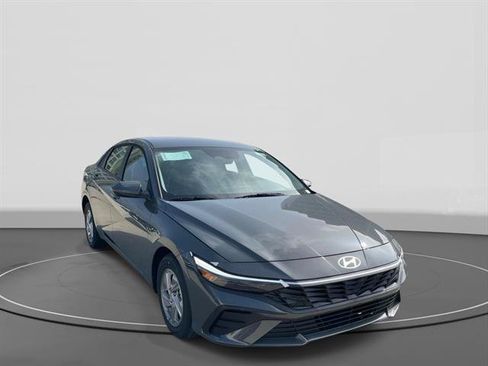 New 2026 Hyundai Elantra SE FWD image 3