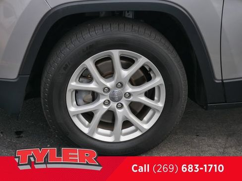 Used 2016 Jeep Cherokee Latitude FWD image 43