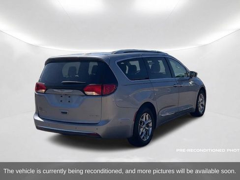 Used 2017 Chrysler Pacifica Limited w/ UConnect Theater Package FWD image 6