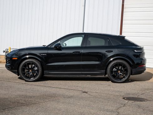 Used 2025 Porsche Cayenne E-Hybrid Coupe image 2