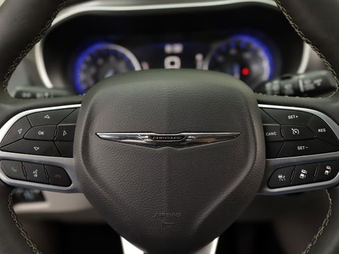 Used 2023 Chrysler Pacifica Touring-L FWD image 11