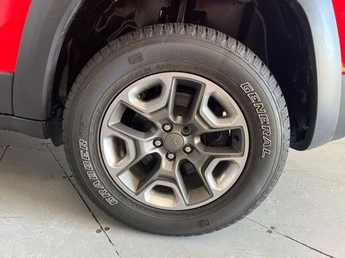 Used 2019 Jeep Cherokee Trailhawk AWD/4WD image 15