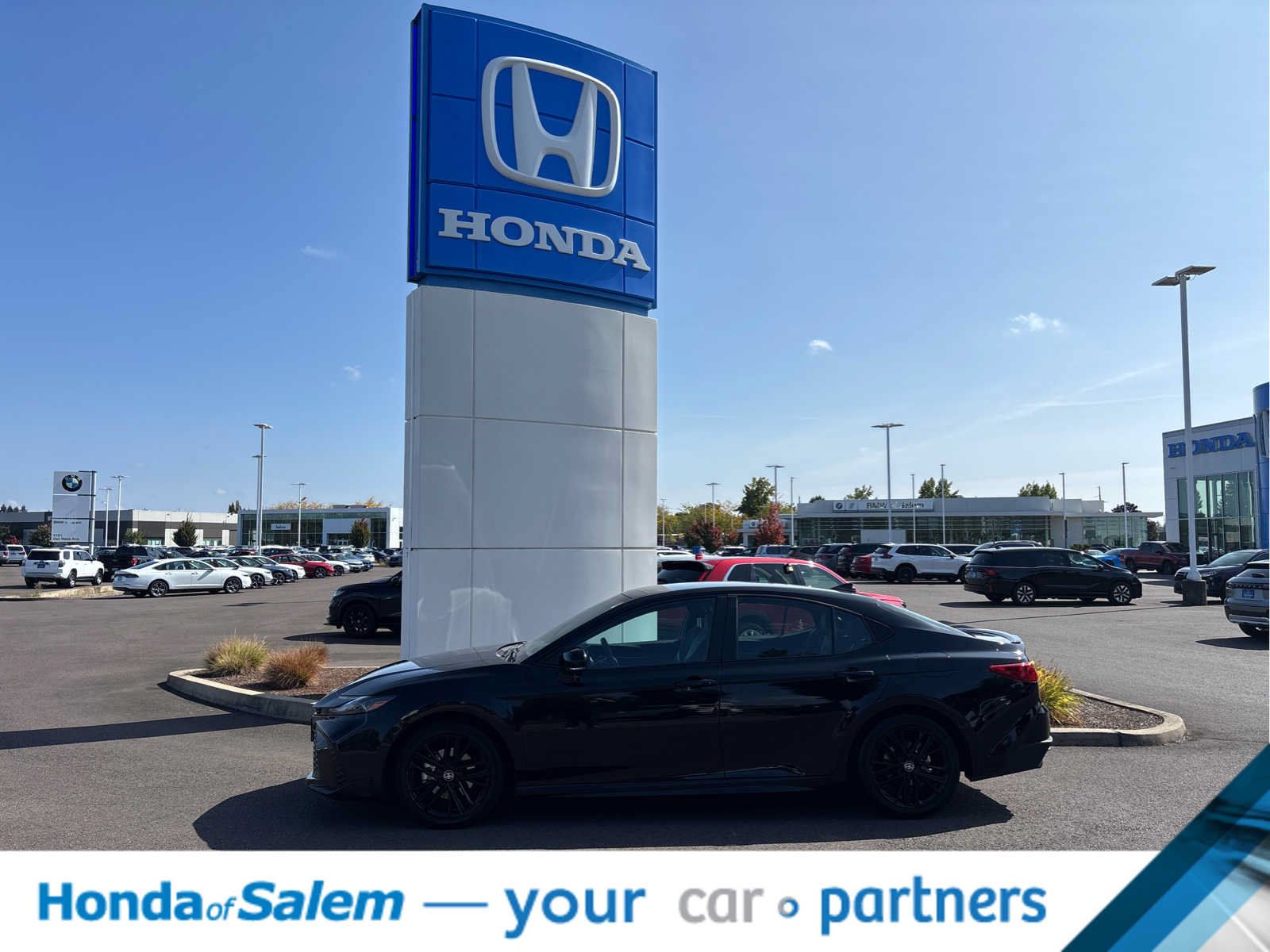 Used 2025 Toyota Camry SE FWD image 3