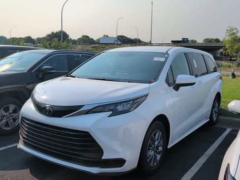 Used 2026 Toyota Sienna LE FWD image 2